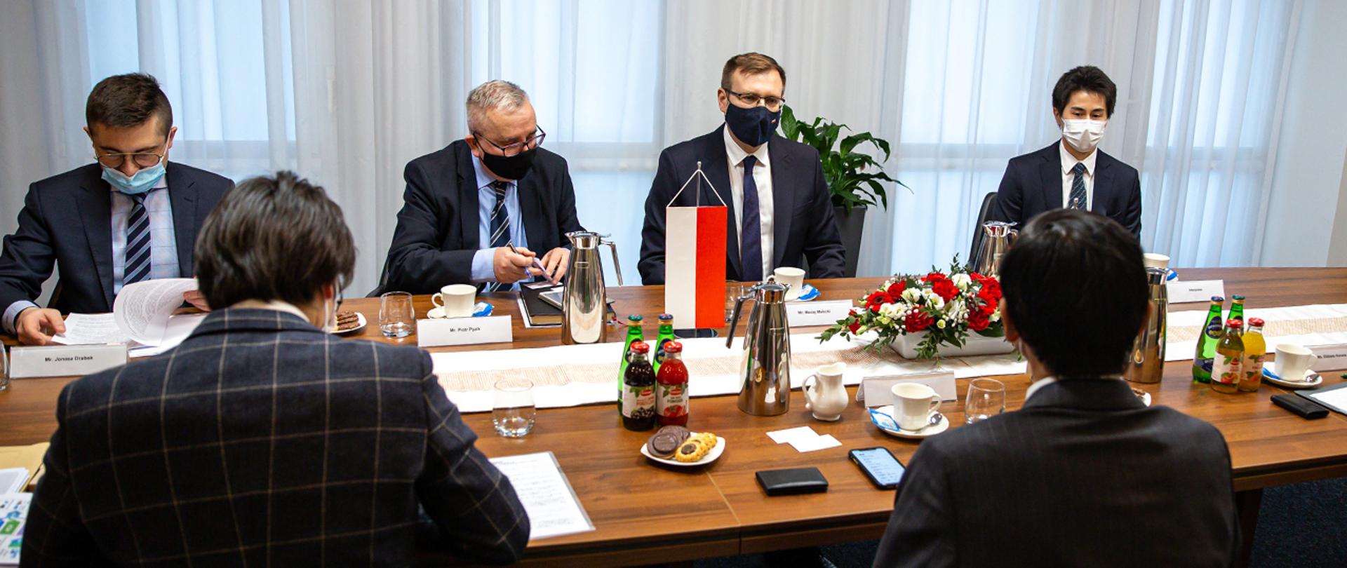 Od lewej: Dyrektor Departamentu Górnictwa, wiceminister Piotr Pyzik, wiceminister Maciej Małecki i przedstawiciel strony japońskiej. Po drugiej stronie stołu siedzi ambasador Japonii. 