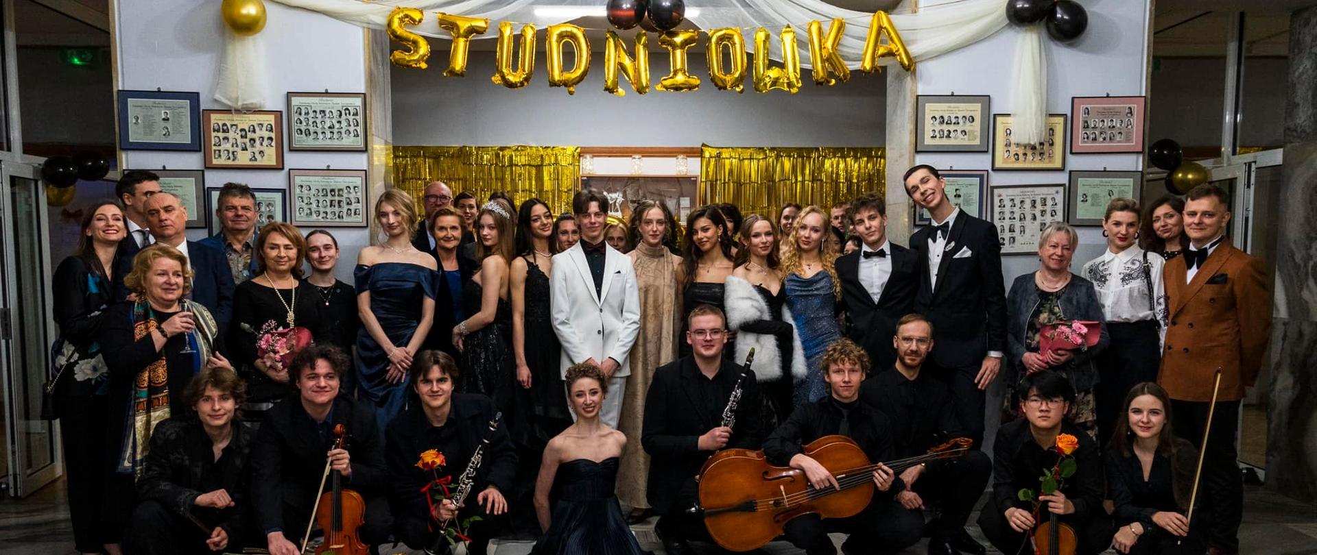 Studniówka OSB, zdjęcie wspolne: kadra i uczniowie