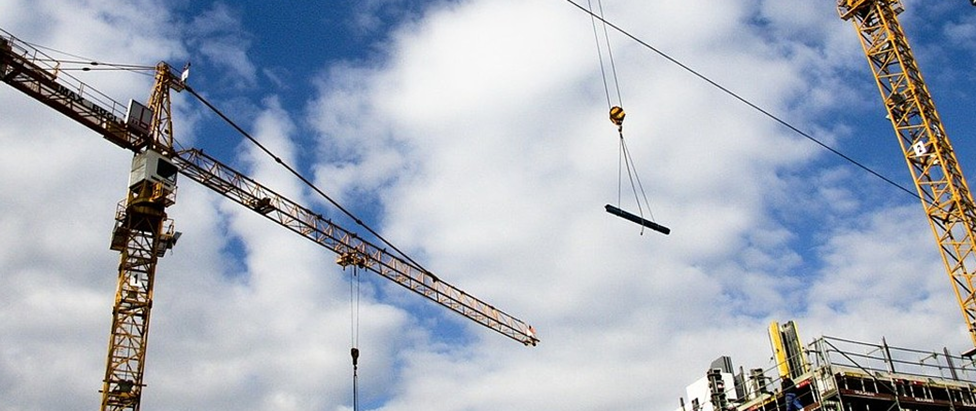 Plac budowy. Na zdjęciu widoczne dwa dźwigi