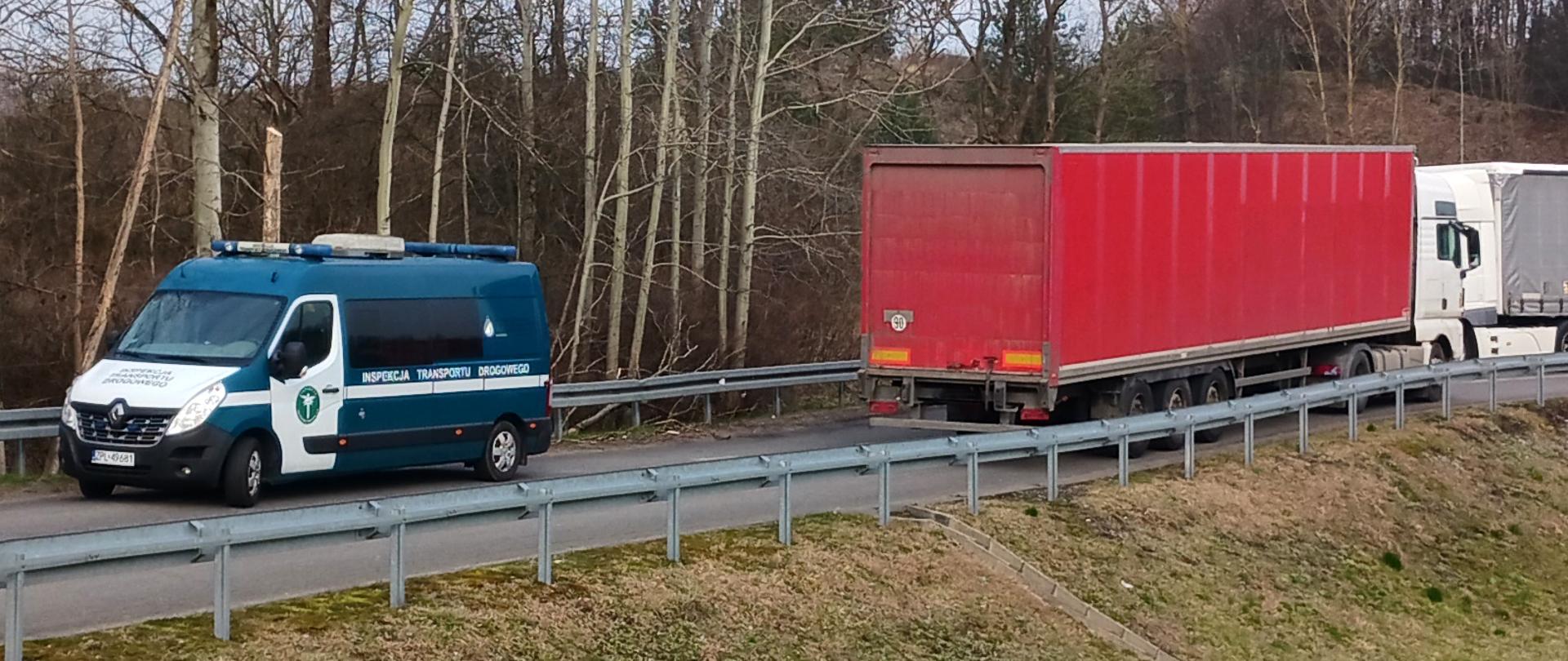 Kontrola inspektorów zachodniopomorskiej Inspekcji Transportu Drogowego. Po lewej inspekcyjny furgon, po prawej zatrzymana ciężarówka.