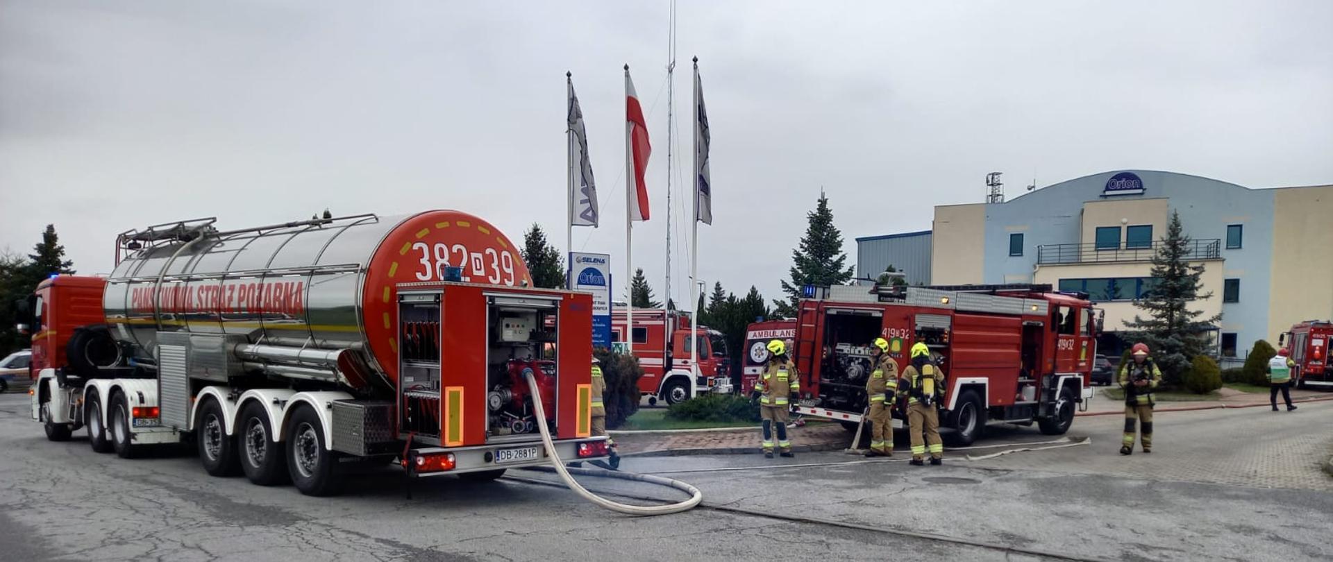 Samochód cysterna i strażacy