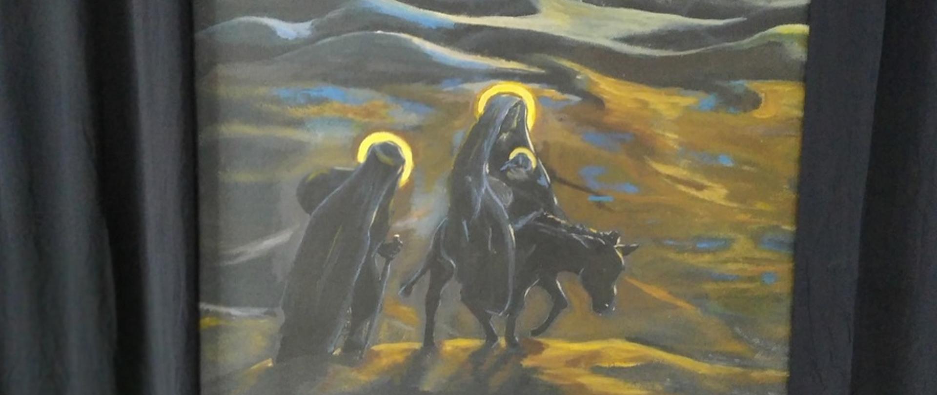 obraz w kolorach szaro, niebieskich, żółto pomarańczowych przedstawiających idącego św. Józefa i Maryję z dzieciątkiem na osiołku. w górnej części widoczne piramidy