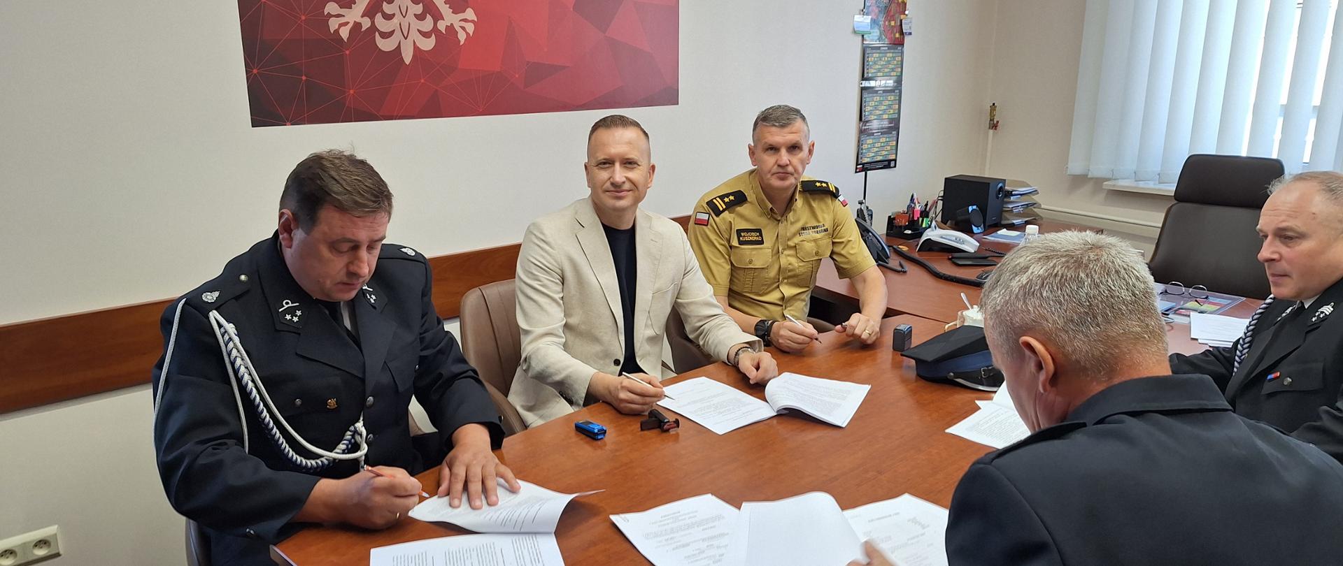 Podpisanie porozumień przez druhów OSP 