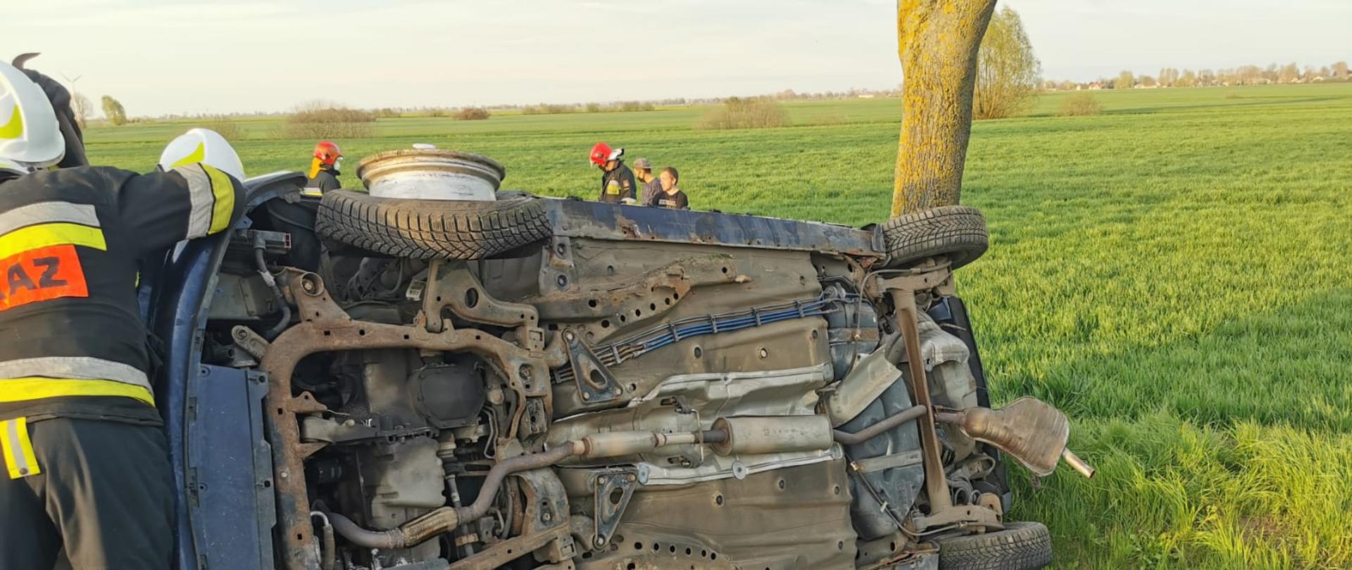 Fotografia przedstawia działania strażaków przy wraku pojazdu po wypadku.
