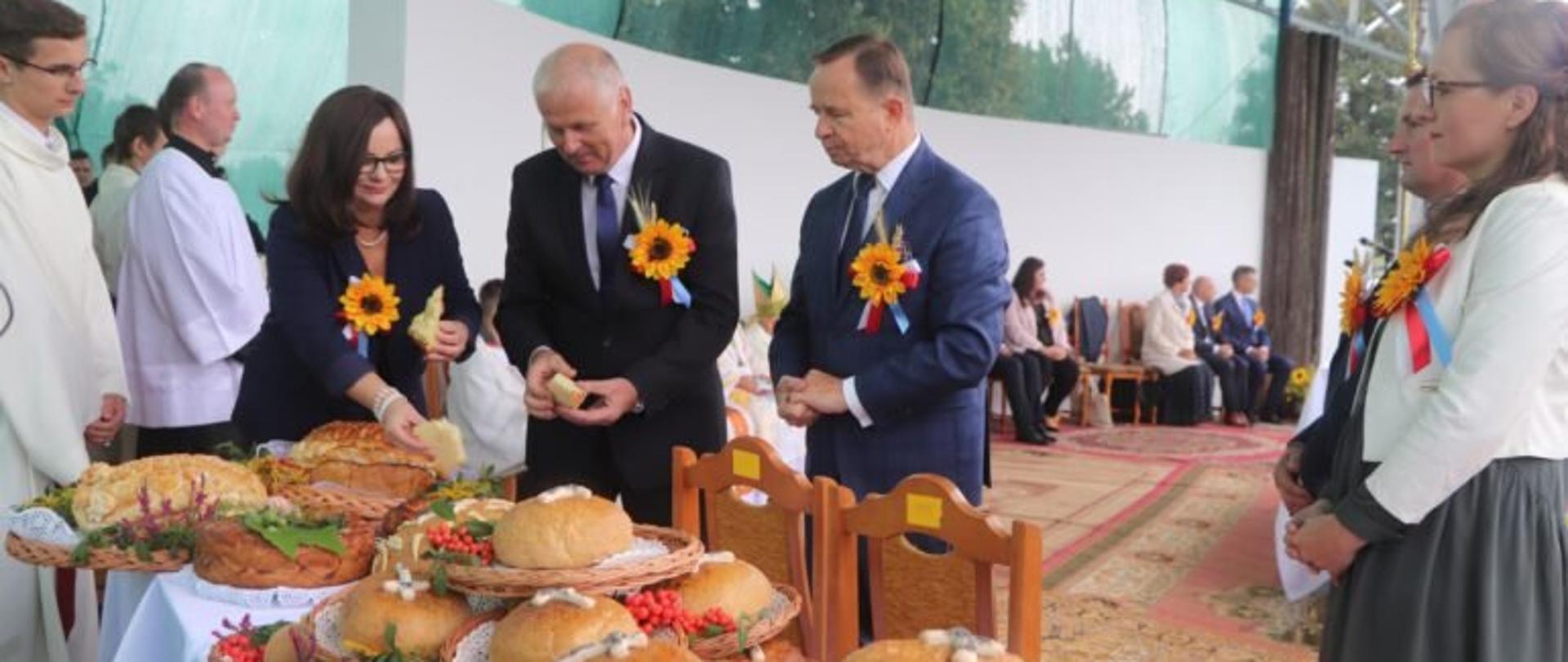 Wicewojewoda podkarpacki Jolanta Sawicka wraz z marszałkiem województwa podkarpackiego Władysławem Ortylem zgormadzeni przy stole z bochenkami chleba podczas XXI Dożynek Województwa Podkarpackiego