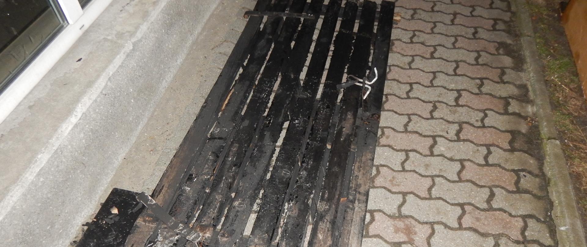 Zdjęcie przedstawia spalone drzwi.
