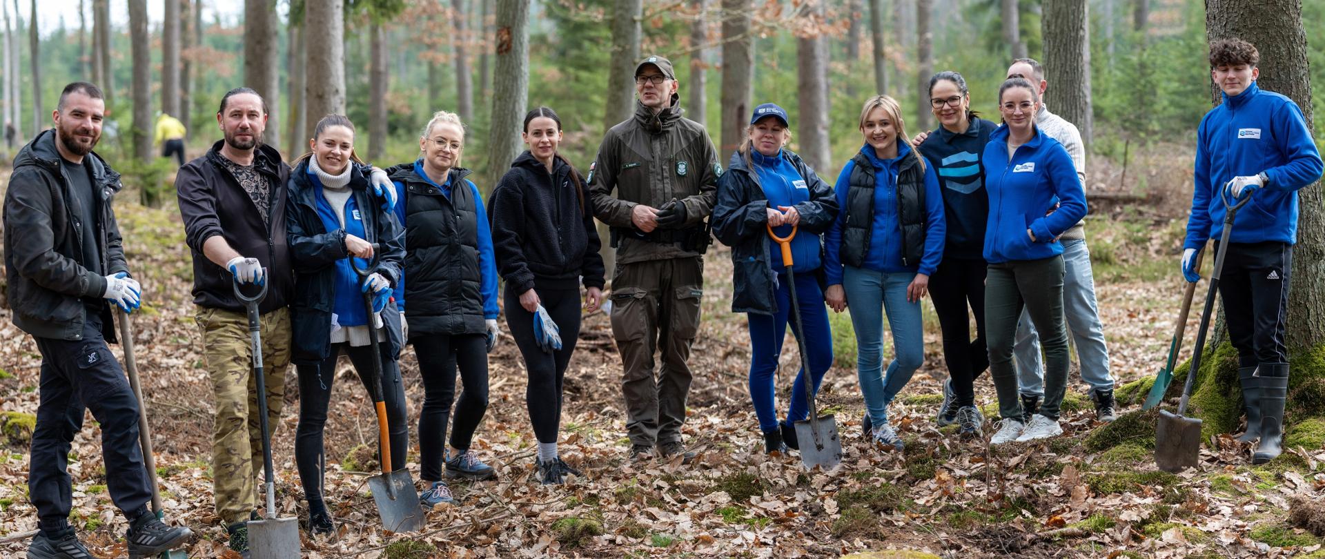 Akcja sadzenia drzew z udziałem pracowników Zarządu Zlewni w Lwówku Śląskim.