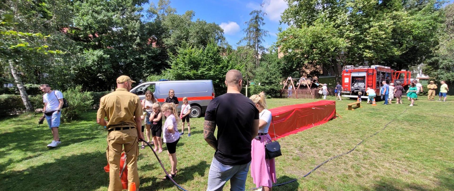 W sobotę 08 czerwca strażacy z Jednostki Ratowniczo – Gaśniczej PSP naszej Komendy odwiedzili III RODZINNY PIKNIK CZYTELNICZY, który odbył się w ogrodzie sztuk Miejskiej Biblioteki Publicznej im. Edwarda Stachury w Nowej Soli oraz FESTYN RODZINNY w Przedszkolu nr 6 im. Marii Konopnickiej w Nowej Soli,