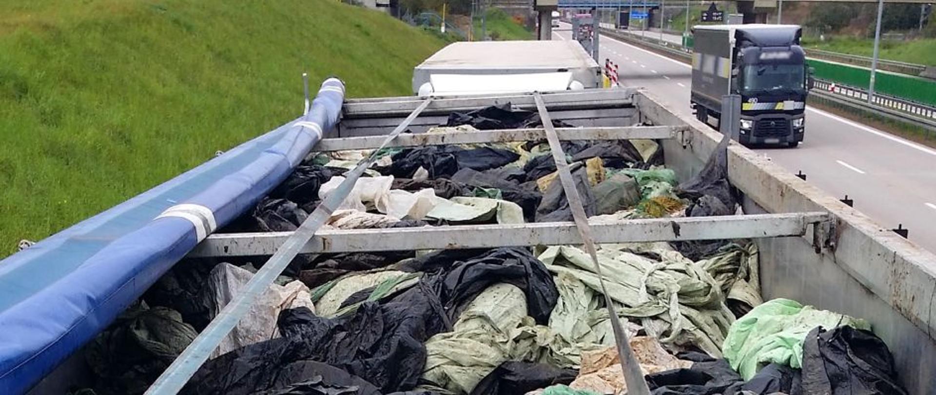 Naczepa, widok z góry na wielkoformatową folię z produkcji rolniczej, w tle droga i tir.