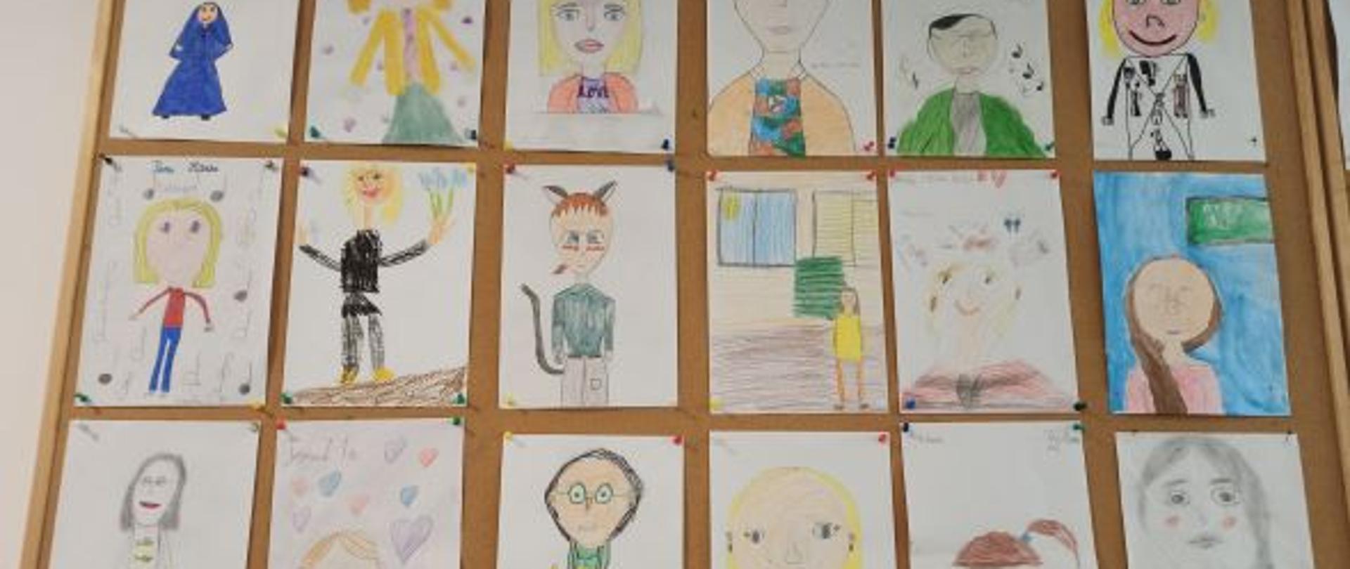 Zdjęcie 18 kolorowych prac uczniów przedstawiających nauczycieli. Obrazki wykonane są kredkami, flamastrami lub farbkami.