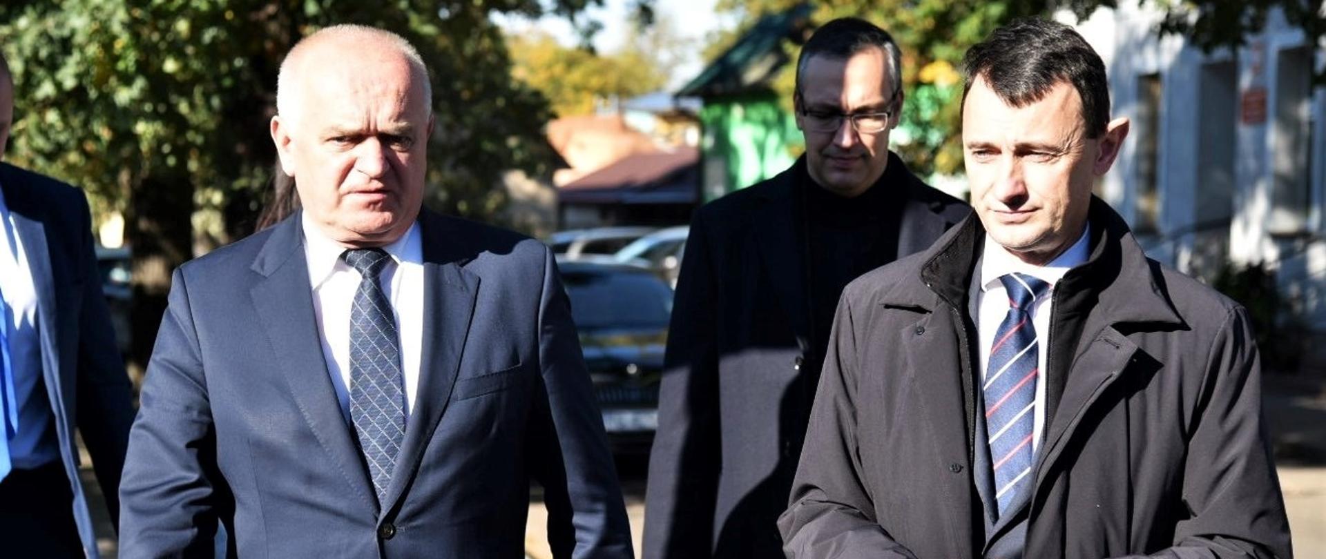 Wojewoda rozmawia o inwestycjach podczas spaceru