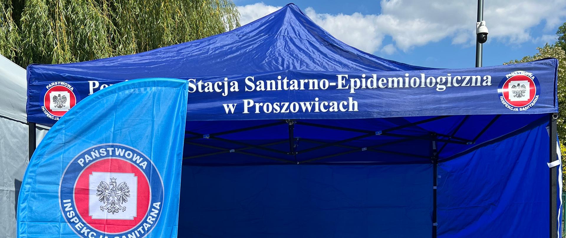 na zdjęciu widnieje stoisko edukacyjno-informacyjne oraz osoby odwiedzające stoisko 