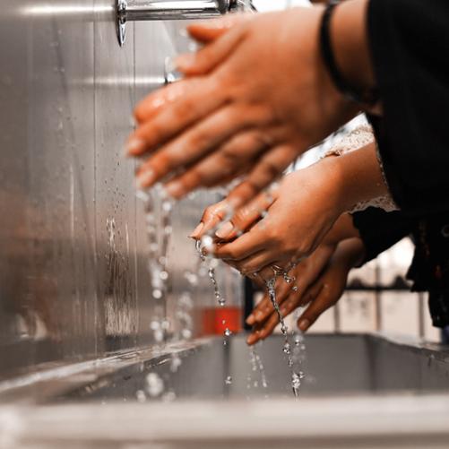 kilka osób myje ręce