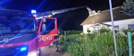 Praca strażaków na drabinie mechanicznej