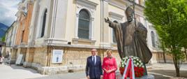 Ambasador Krzysztof Olendzki i Joanna Olendzka składają wieniec przed pomnikiem Jana Pawła II w Brezje w imieniu Ambasady RP w Lublanie