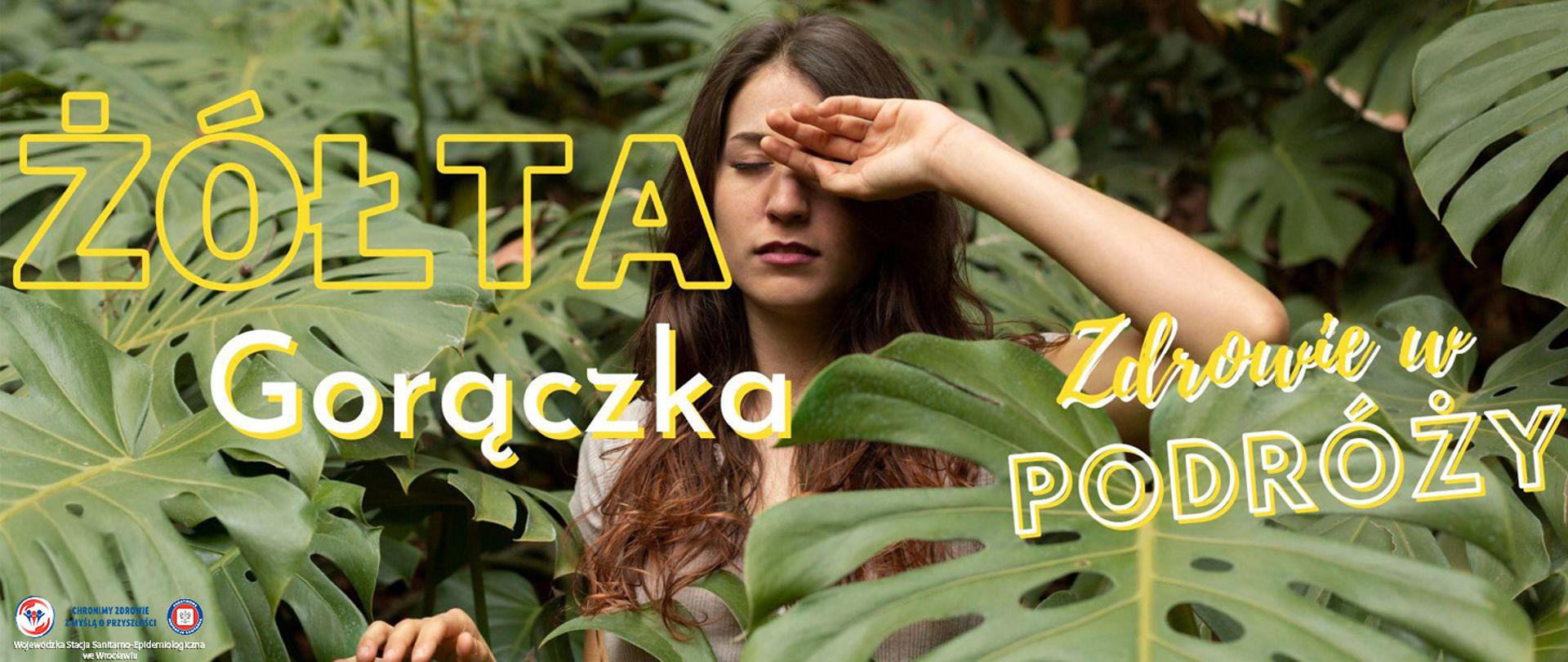 Kobieta stojąca pośród liści lasu tropikalnego przeciera oczy.