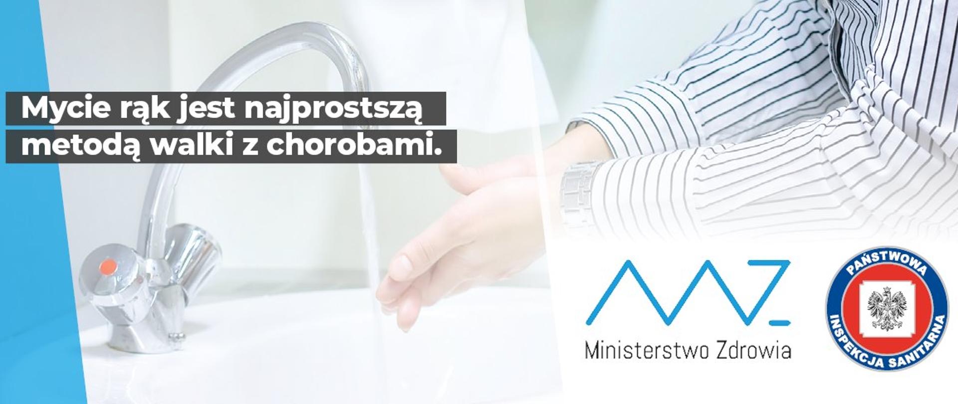 Kobieta stoi przy umywalce i myje ręce. Na zdjęciu równie opis Mycie rąk to najprostsza i skuteczna metoda zapobiegania wielu chorobom zakaźnym. Pozwala usunąć z powierzchni dłoni m.in. bakterie, wirusy czy grzyby.