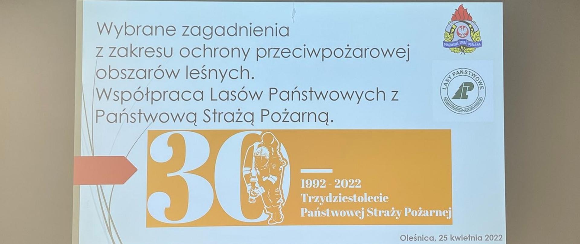 Zdjęcie przedstawia temat jednej z prezentacji na szkoleniu PSP z LP. Na zdjęciu widoczne logotypy PSP oraz Lasów Państwowych a także informacja o 30 leciu PSP. 