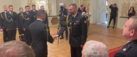 Obchody Dnia Strażaka w Teatrze Zdrojowym w Szczawnie-Zdroju. Komendant Wojewódzki podaje rękę Dowódcy Jednostki