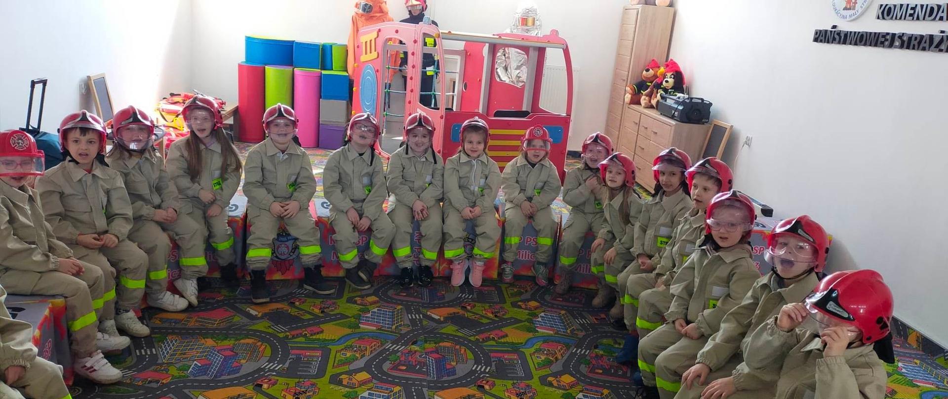 Uroczyste spotkanie w sali edukacyjnej Mały Strażak