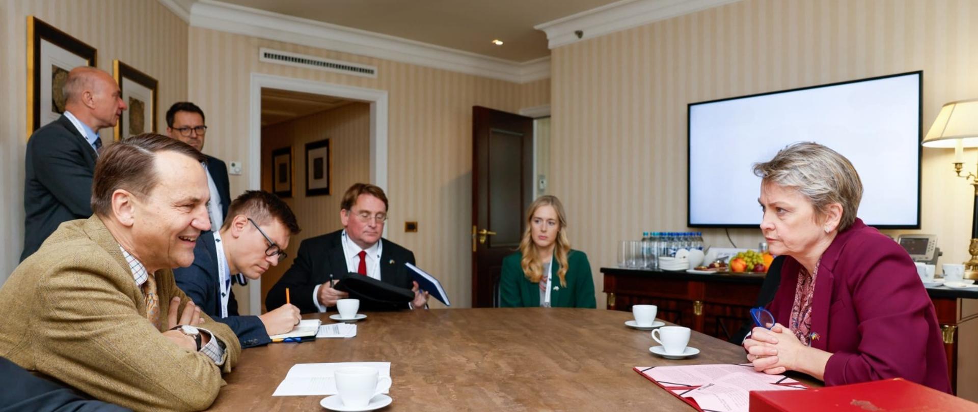 Spotkanie wicepremiera Radosława Sikorskiego z szefową brytyjskiej dyplomacji Yvette Cooper w Kijowie