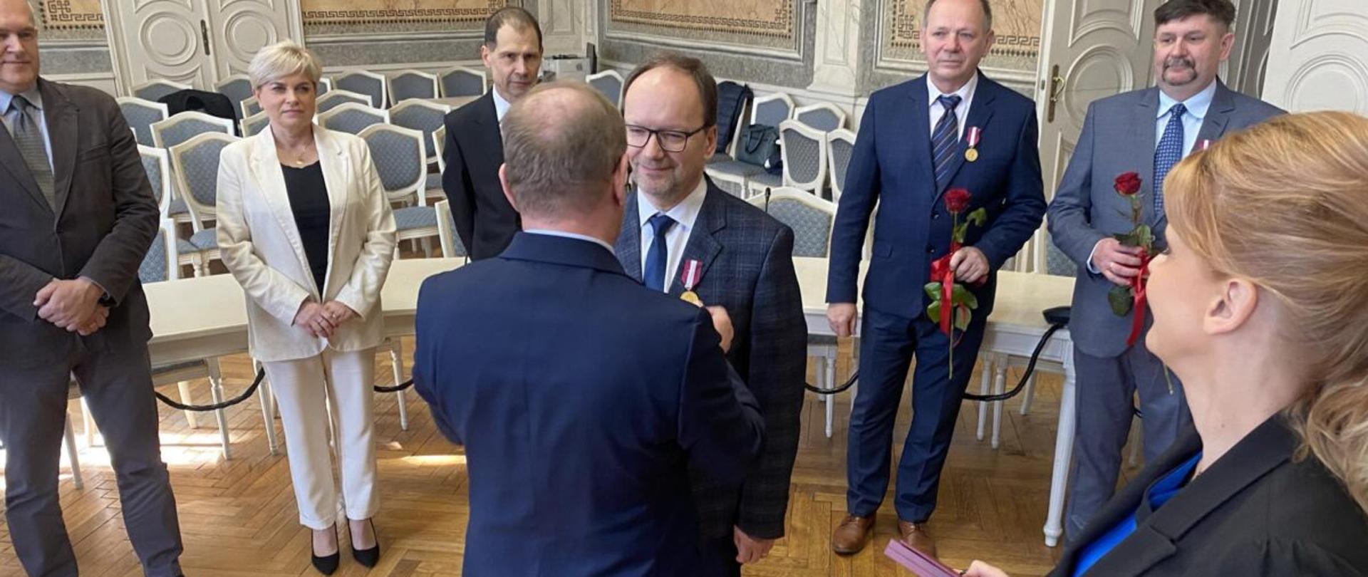 Wicewojewoda podkarpacki Wiesław Buż wręcza odznaczenia państwowe