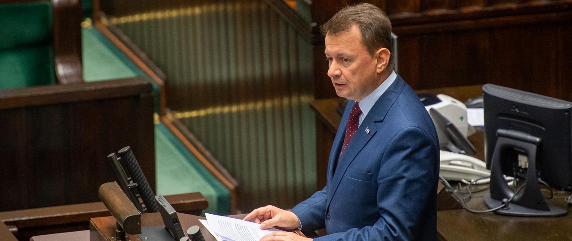 Minister Mariusz Błaszczak w Sejmie prezentuje nowelizację ustawy o weteranach