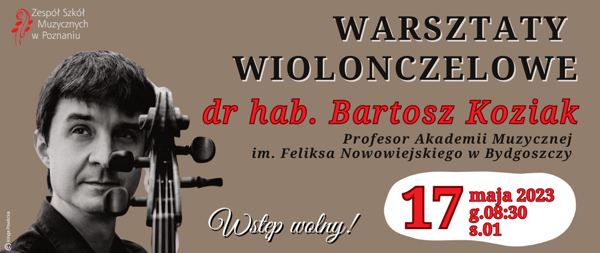 Plakat na beżowym tle. Z lewej strony zdjęcie twarzy Bartosza Koziaka z gryfem wiolonczeli. Obok tekst: " Warsztaty wiolonczelowe, dr hab. Bartosz Koziak - Profesor Akademii Muzycznej im. Feliksa Nowowiejskiego w Bydgoszczy. Wstęp wolny! 17 maja 2023 roku, godz. 8:30, s.01