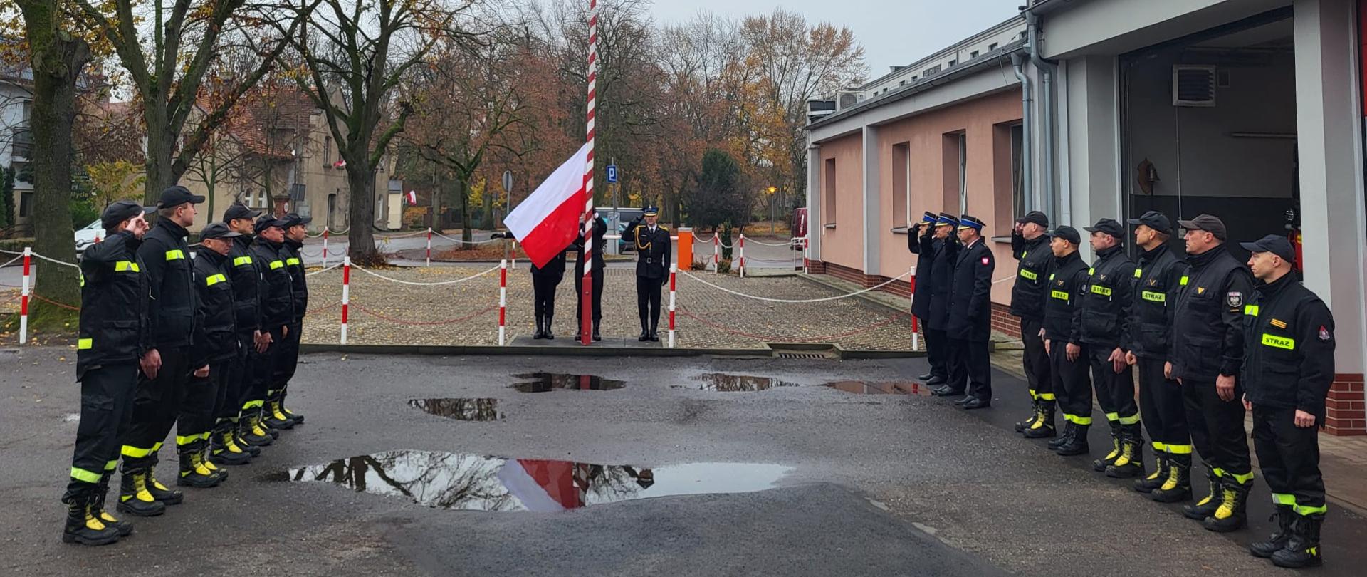 Strażacy podczas uroczystego apelu z okazji Święta Niepodległości. Przed budynkiem Komendy Powiatowej PSP w Kościanie odbył się uroczysty apel. Uroczyście wciągnięto Flagę na maszt i odśpiewano Mazurka Dąbrowskiego w ramach akcji „Niepodległa do Hymnu”.