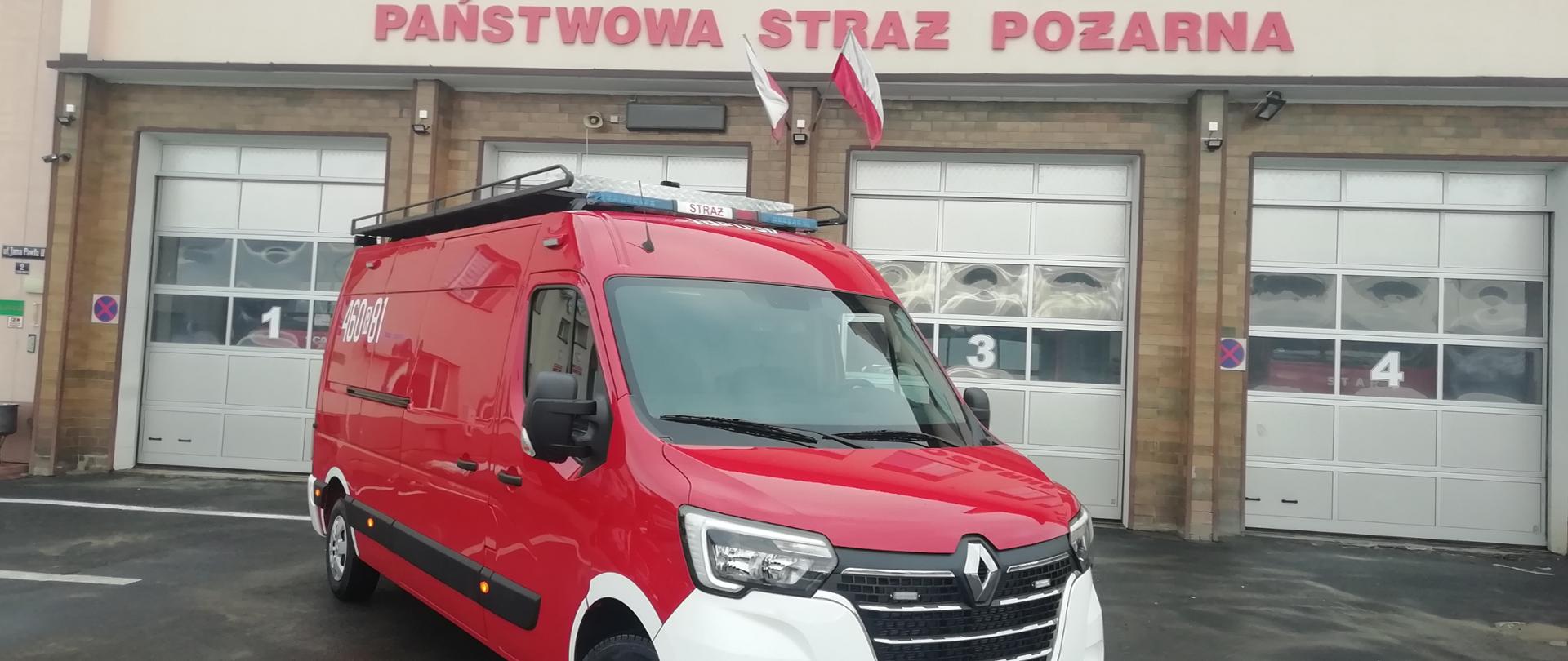 Samochód Renault Master przed budynkiem Komendy
Powiatowej Państwowej Straży Pożarnej w Lesku.