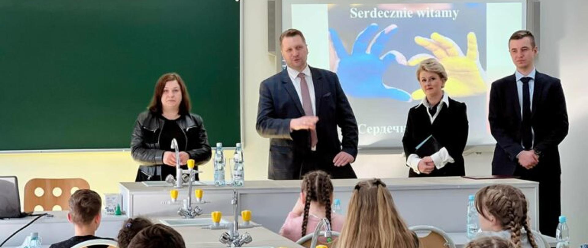 Minister Edukacji i Nauki Przemysław Czarnek, podkarpacki kurator oświaty Małgorzata Rauch oraz wicewojewda podkarpacki Radosław Wiatr podczas wizyty w Zespole Szkół w Bojanowie