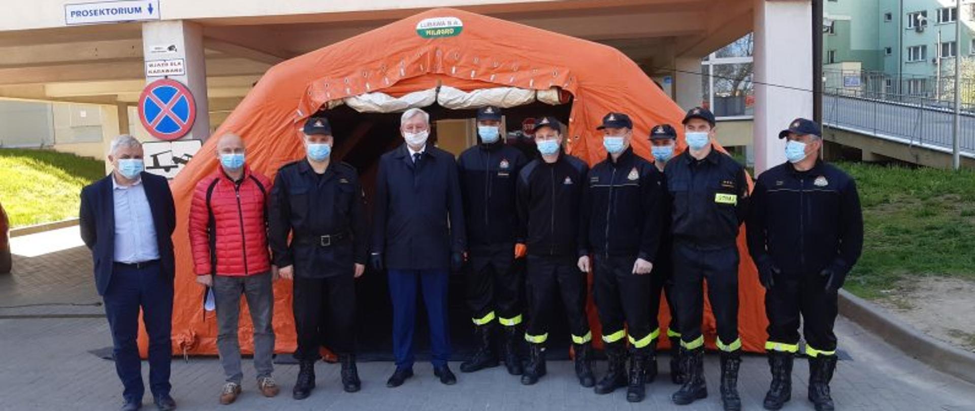 Na zdj. mł. bryg. Piotr Śmietana wraz ze starostą jasielskiem Adamem Pawlusiem i Pracownikami JRG Jasło