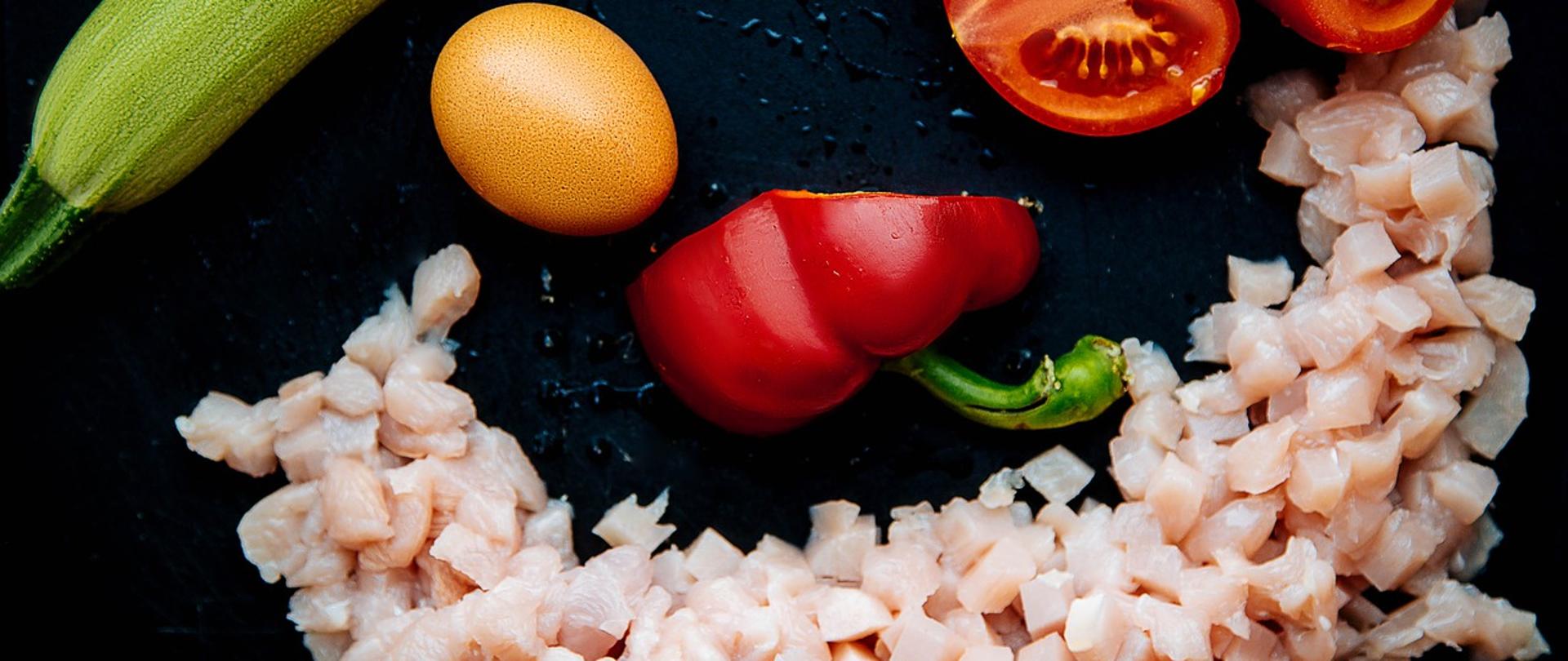 Zdjęcie przedstawia produkty mięsne