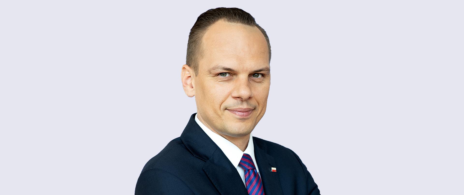 Zdjęcie portretowe wiceministra infrastruktury Rafała Webera
