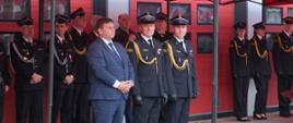 Na zdjęciu widoczną są Wicewojewoda, Zastępca Świętokrzyskiego Komendanta Wojewódzkiego Państwowej Straży Pożarnej oraz Komendant Powiatowy Państwowej Straży Pożarnwej w Ostrowcu Św.