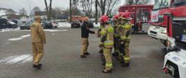 Pomorski Komendant Wojewódzki wita się ze strażakami na placu Komendy Powiatowej PSP w Kwidzynie
