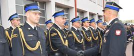 Na zdjęciu zastępca podkarpackiego komendanta wojewódzkiego PSP składa gratulacje strażakom