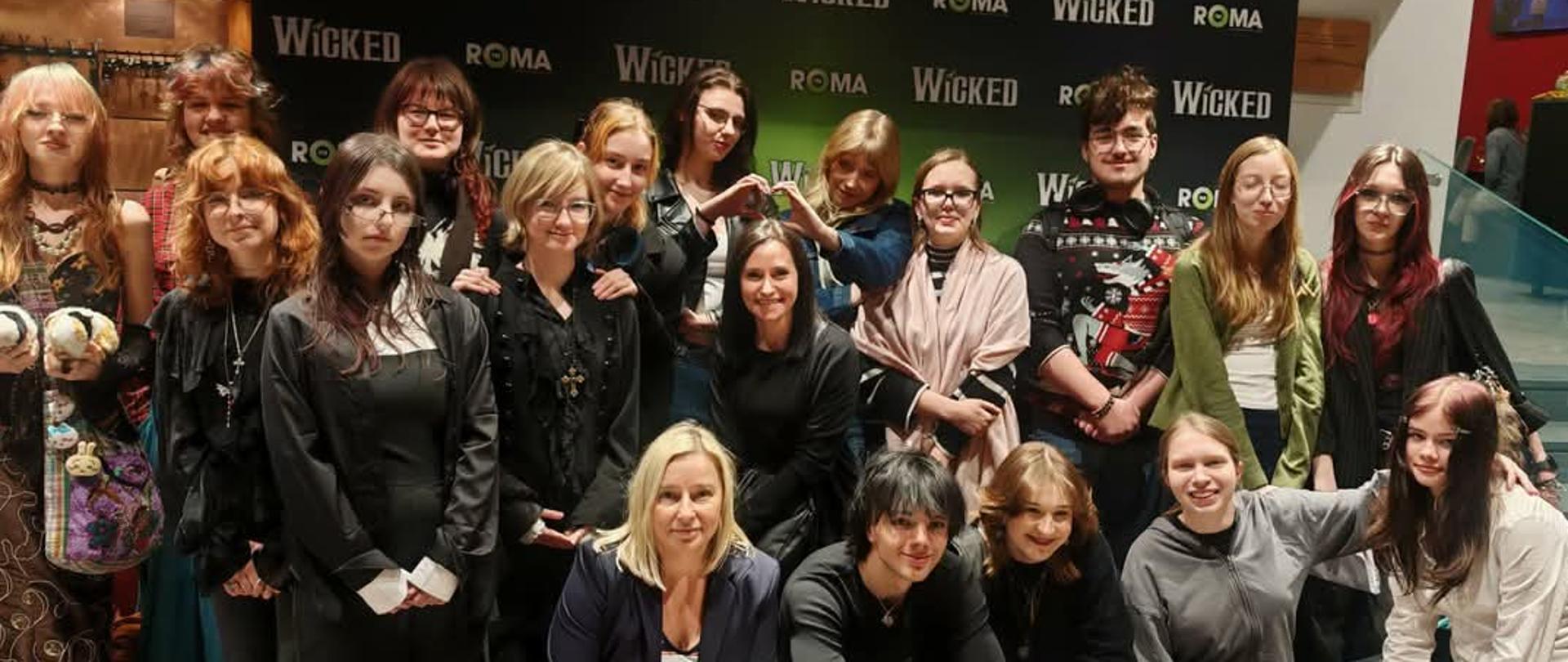 Grupa uczestników szkoły wraz z opiekunami