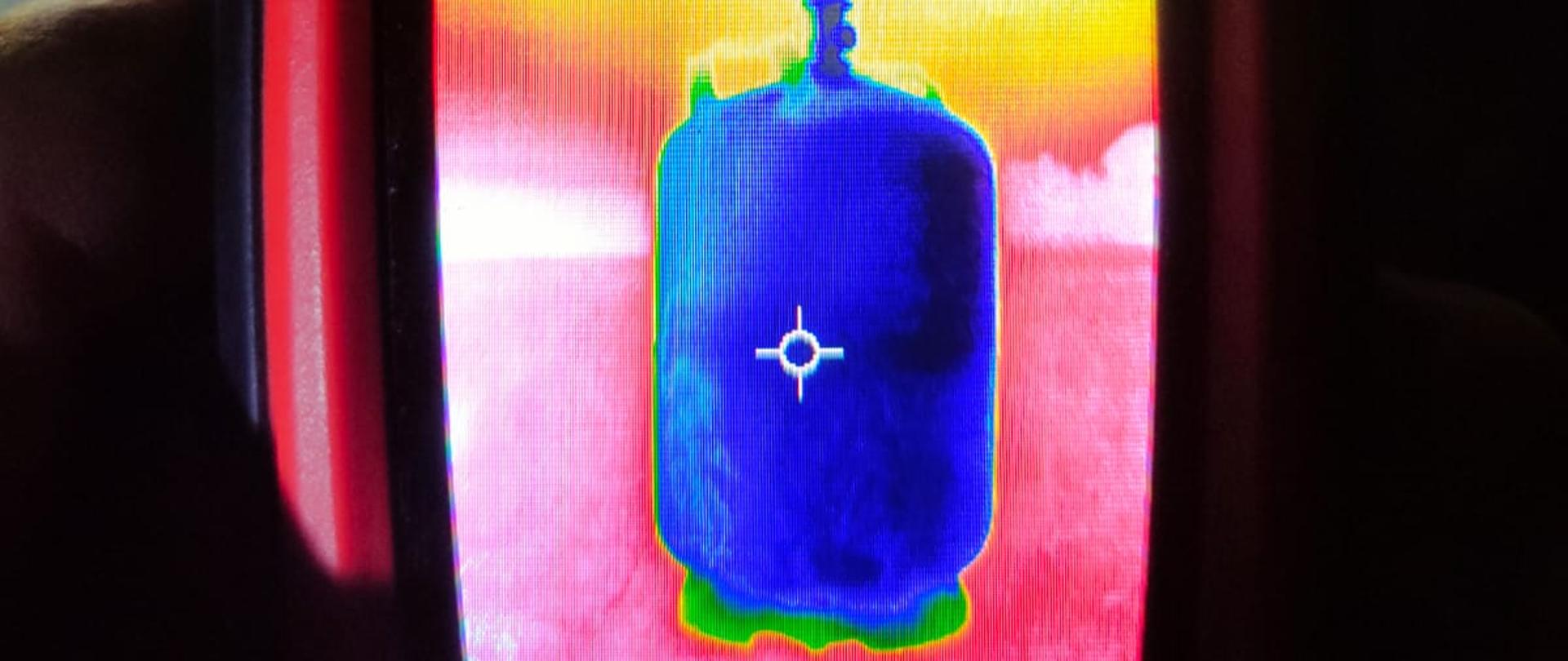 Na zdjęciu widzimy obraz butli 11 kg z gazem z kamery termowizyjnej 