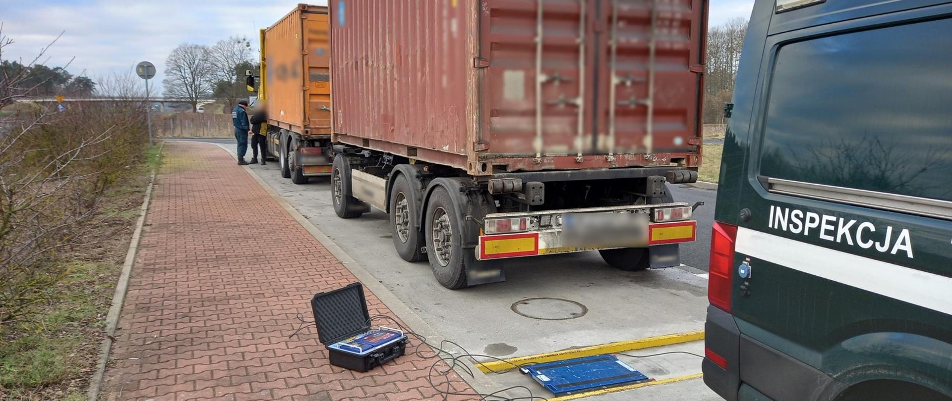 W związku z podejrzeniem przekroczenia dopuszczalnych parametrów masowych pojazd poddano ważeniu