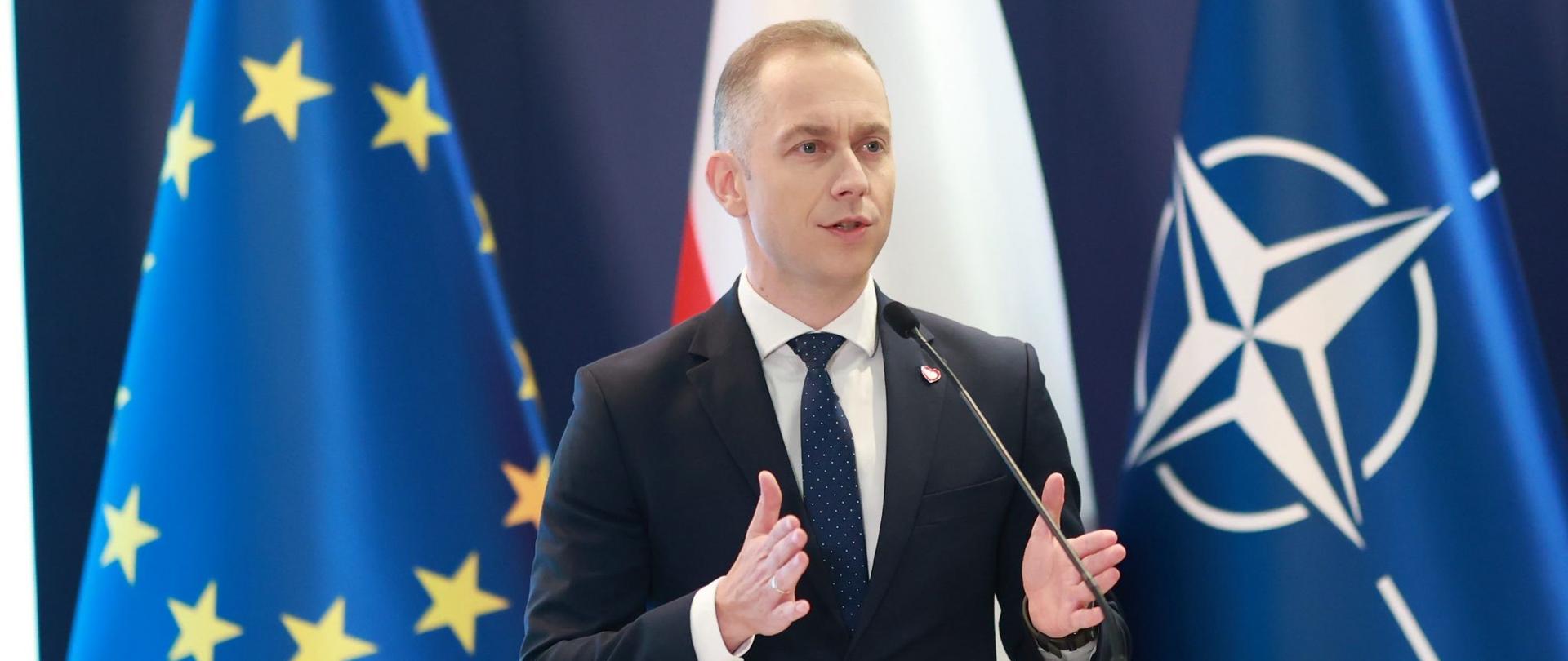 5 sierpnia br. w siedzibie MON w Warszawie odbyła się konferencja prasowa sekretarza stanu w MON Cezarego Tomczyka dotycząca wniosków zespołu ds. oceny funkcjonowania „Podkomisji Smoleńskiej”, na podstawie których zostało złożonych do prokuratury 41 zawiadomień. 