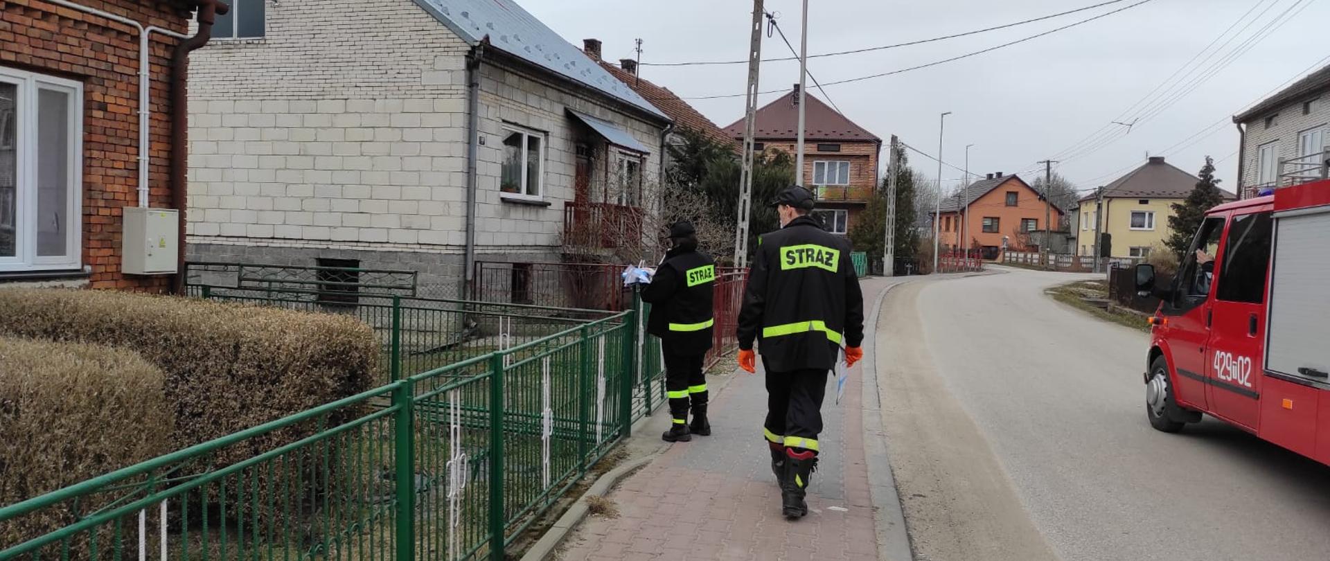 Kazimierscy strażacy wspierają Narodowy Program Szczepień - kolportaż ulotek informacyjnych na temat profilaktyki oraz szczepień przeciwko COVID-19