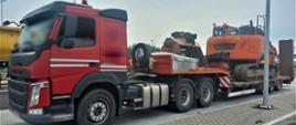 Prawie 50 ton zamiast dopuszczalnych 40 t ważył zespół pojazdów z przewożoną koparką gąsienicową i osprzętem. Natomiast suma nacisków potrójnej osi naczepy wynosiła 29,9 t przy normie 24 t. Zestaw z ładunkiem był również za długi, za szeroki i za wysoki. Przewóz odbywał się na podstawie zezwolenia niewłaściwej kategorii.