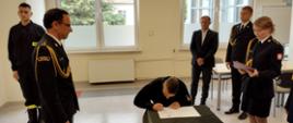 Uroczyste ślubowanie nowo przyjętych strażaków w Komendzie Miejskiej Państwowej Straży Pożarnej w Rybniku 