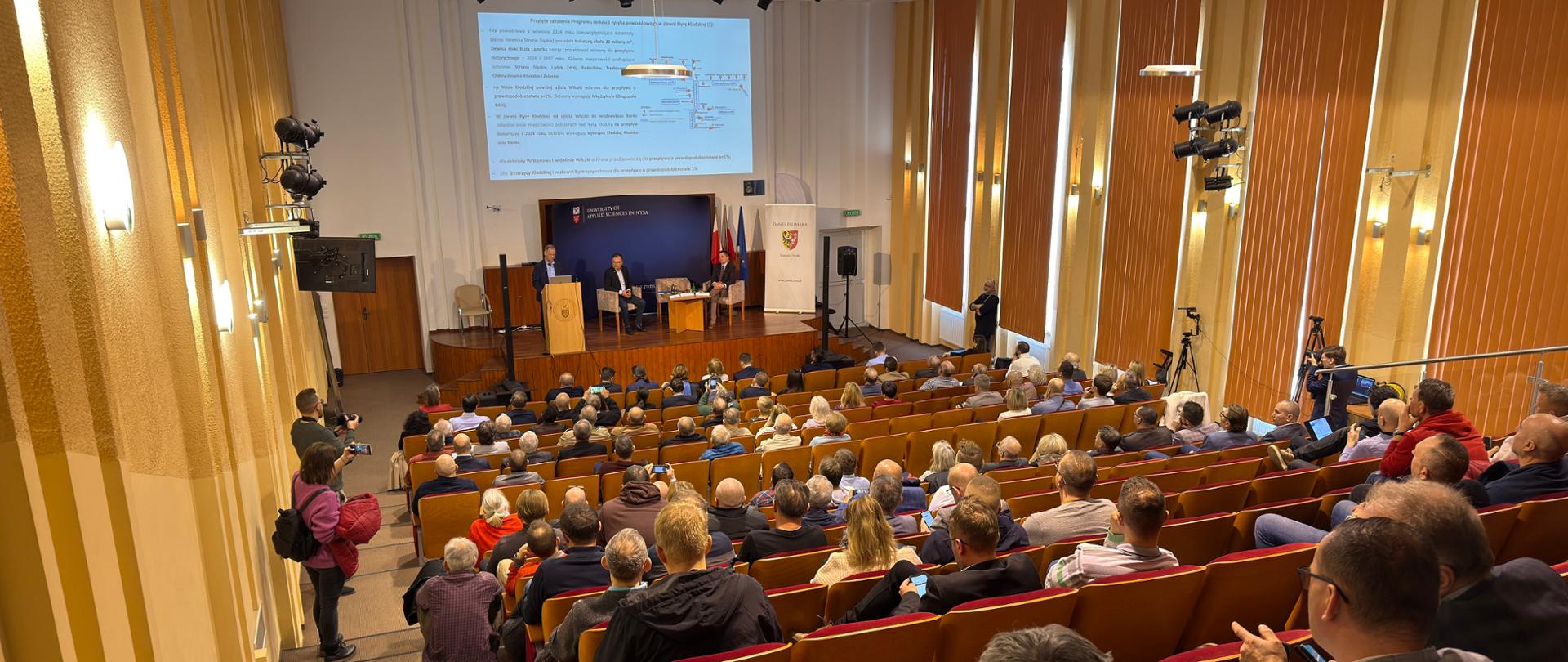 Konsultacje społeczne Programu redukcji ryzyka powodziowego w zlewni Nysy Kłodzkiej w Nysie.