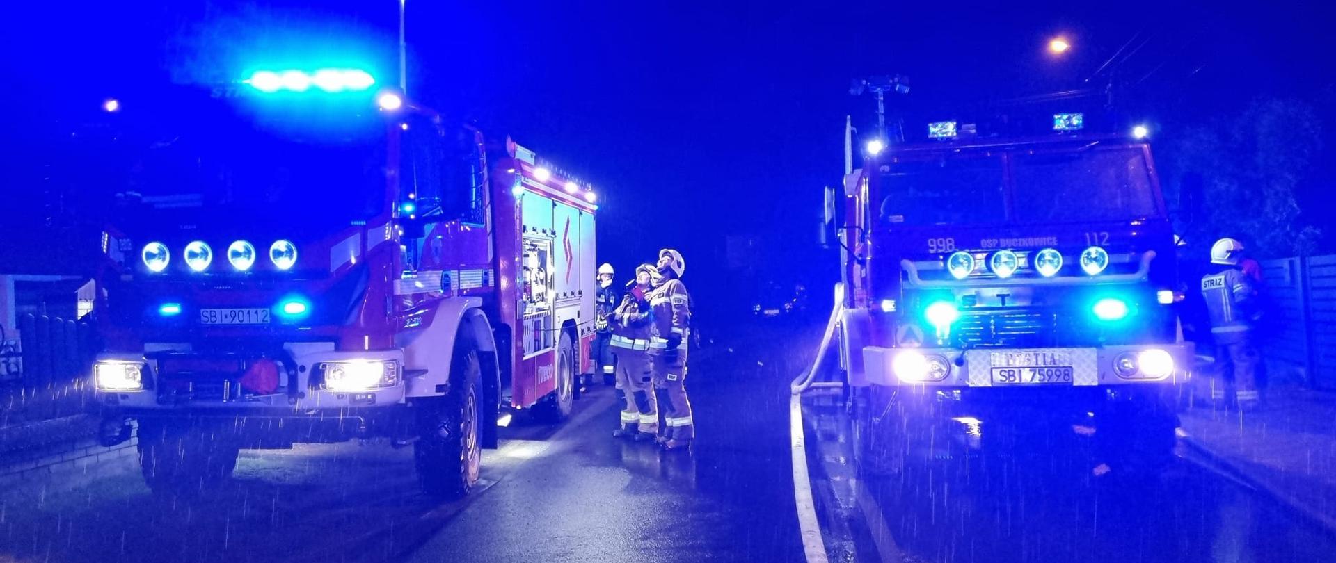 Strażacy gaszący pożar budynku mieszkalnego w porze nocnej 