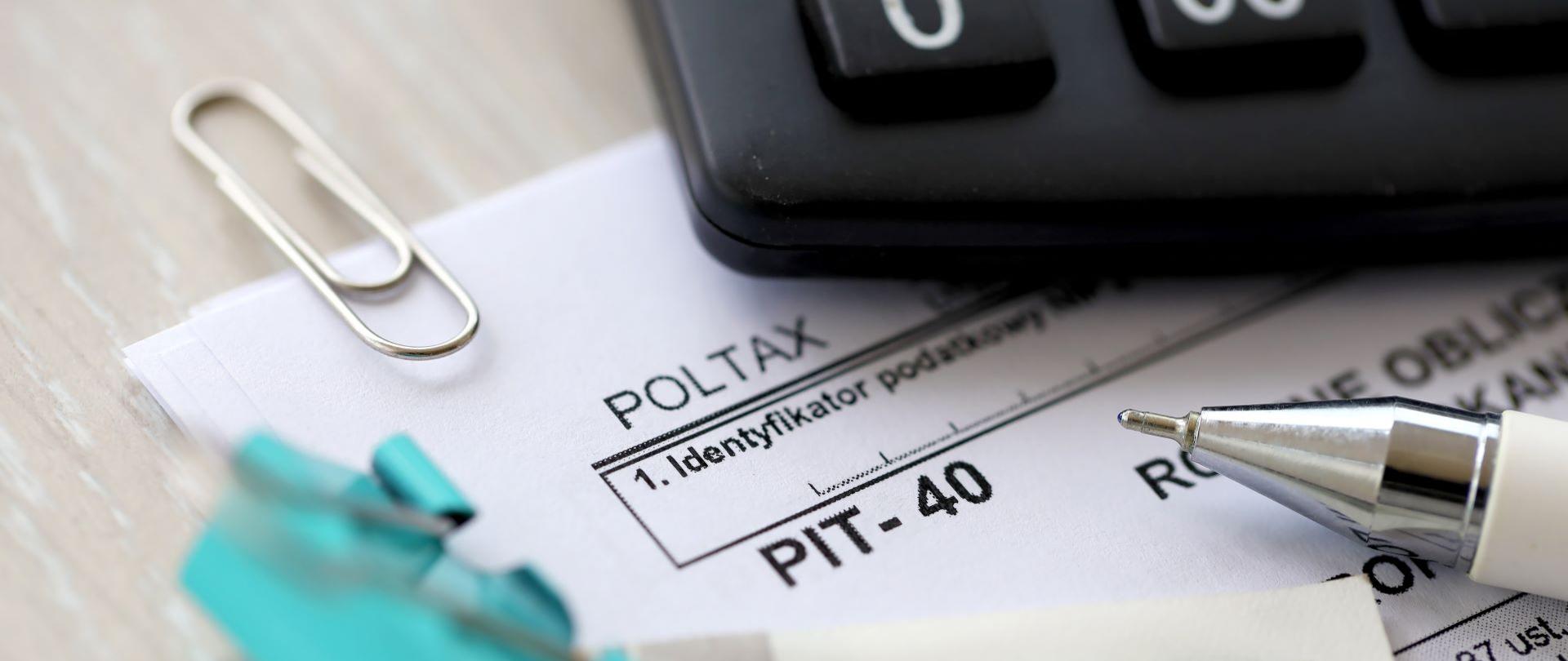 Formularz PIT-40, długopis, spinacz.