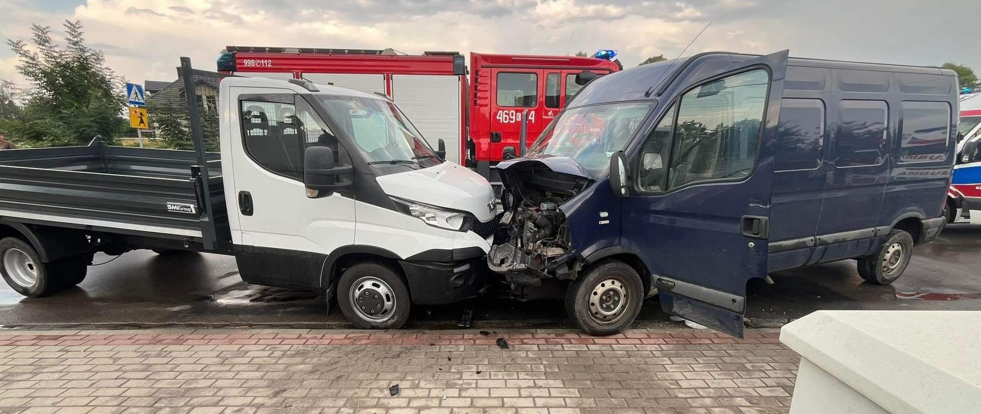 Na zdjęciu widoczne zderzenie dwóch samochodów dostawczych z tłu samochód pożarniczy
