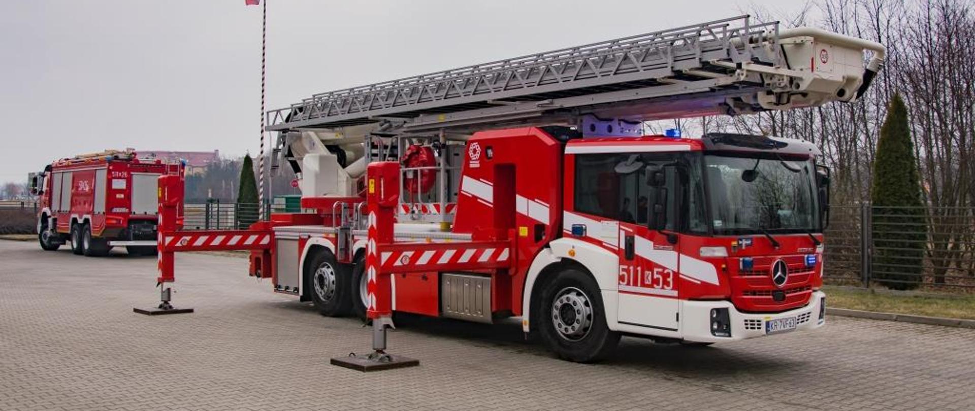 Biały podnośnik hydrauliczny 42 m na podwoziu Mercedesa koloru czerwonego