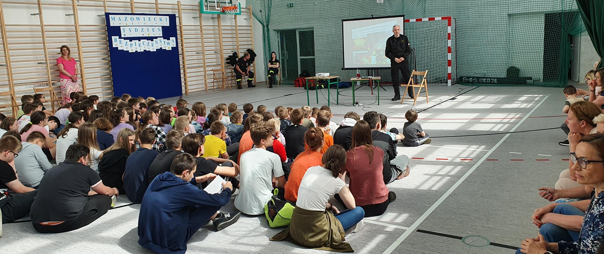 Wizyta strażaków w Szkole Podstawowej im. Marszałka Józefa Piłsudskiego w Sierakówku. 